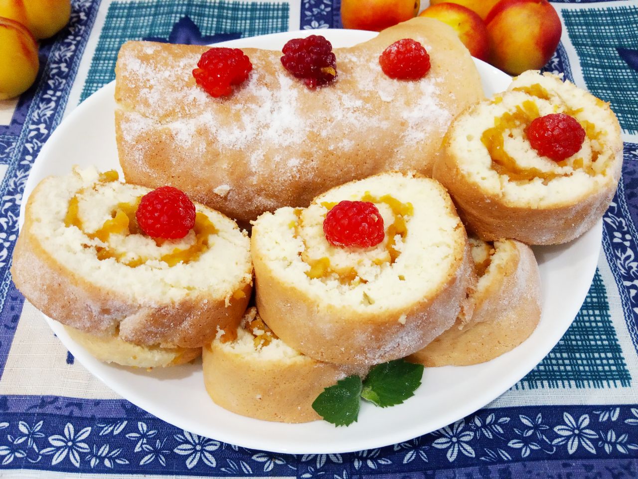 Бисквитный рулет с начинкой из персиков, вкусно и аппетитно