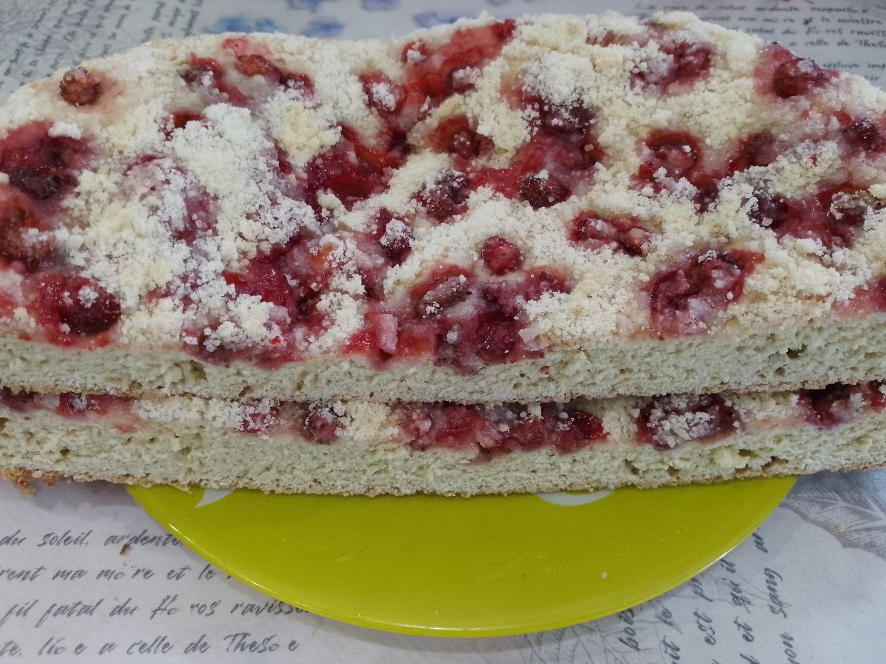 Пирог из песочного теста и клубничной начинки с штрейзельной крошкой