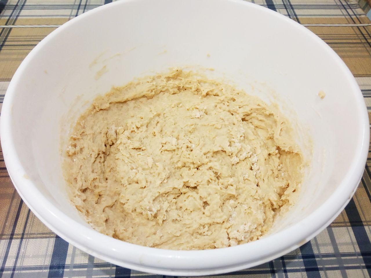 Домашние булочки с начинкой из шоколадной крошки: Муку просеиваем через мелкое сито и большую часть муки с солью добавляем в смесь.