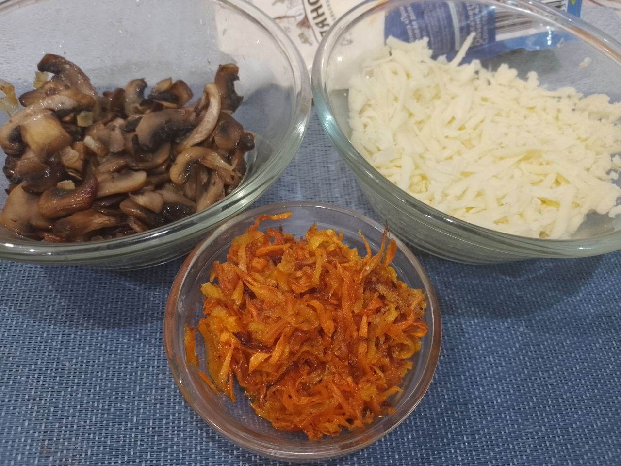 Блины из печени с грибной начинкой, вкусные и сытные: Приготовим начинку, грибы промываем водой и разрезаем ломтиками.