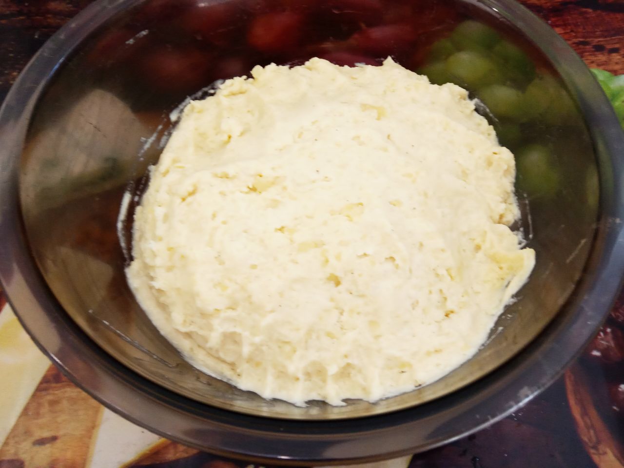 Картофельные гнезда с грибной начинкой и сыром: В охлажденное пюре добавляем лук, чеснок, муку и перец по желанию. Массу тщательно размешиваем.