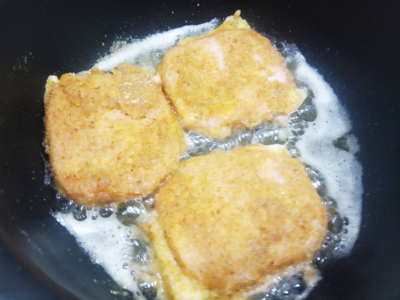Вкусный и аппетитный завтрак из ветчины и сыра, в кляре: Разогреваем сковороду с растительным маслом, укладываем ветчину и обжариваем на небольшом огне с двух сторон,