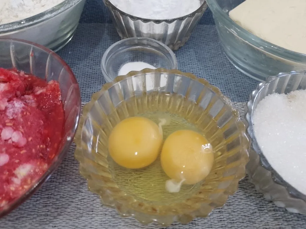 Песочные пирожные с замороженной малиной и в сахарной глазури