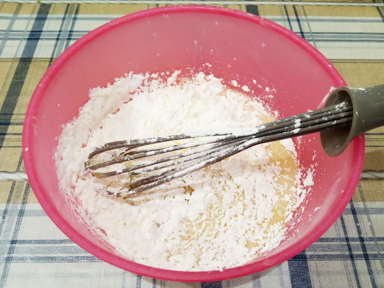 Домашнее шоколадное печенье, рассыпчатое и мягкое с кокосовой стружкой: Добавляем в смесь крахмал, перемешиваем.
