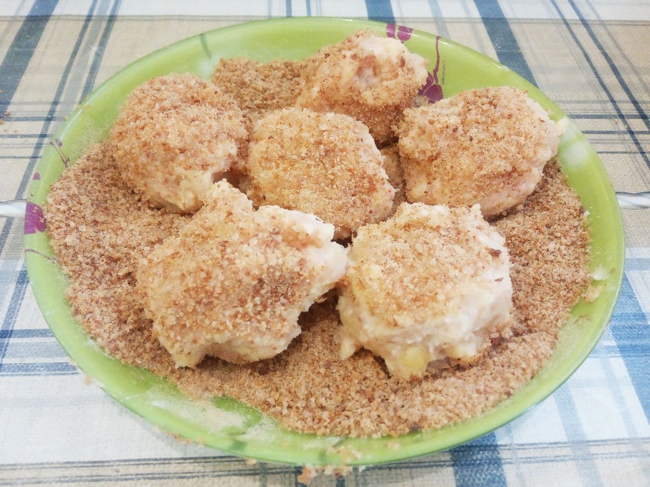 Простой рецепт нежных котлет из фарша и пюре: Разделяем котлетную массу на порции, формируем котлеты и обваливаем в панировочных сухарях или муке.