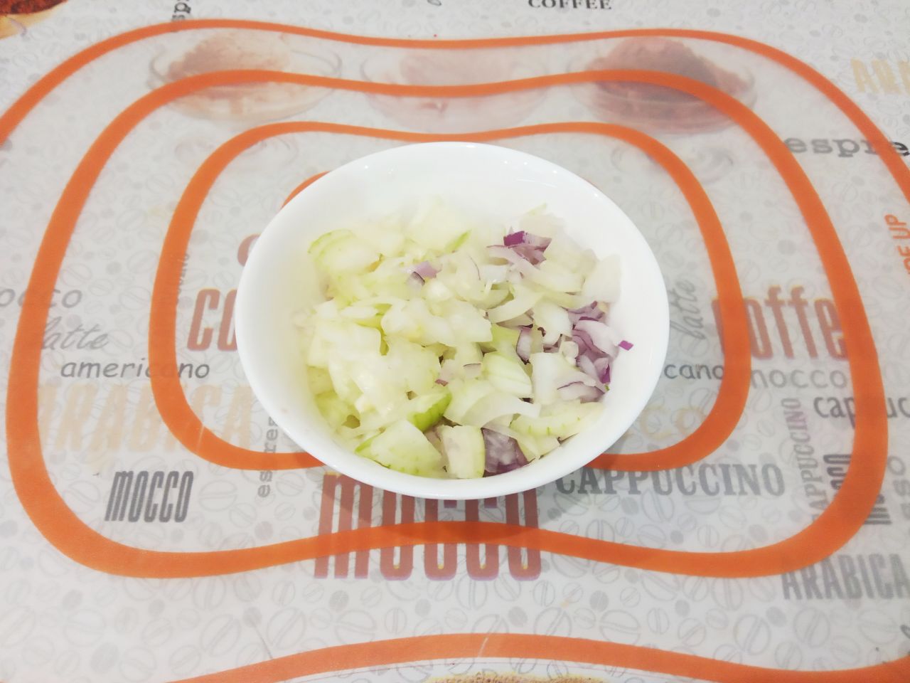 Паштет из свиной печени, вкусно и сытно: Лук очищаем от шелухи, промываем и измельчаем.
