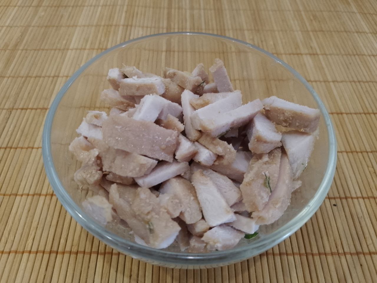 Салат с мясом, зеленым горошком и сухариками: Нежирное мясо отвариваем со специями до готовности. Охлаждаем мясо и нарезаем соломкой.