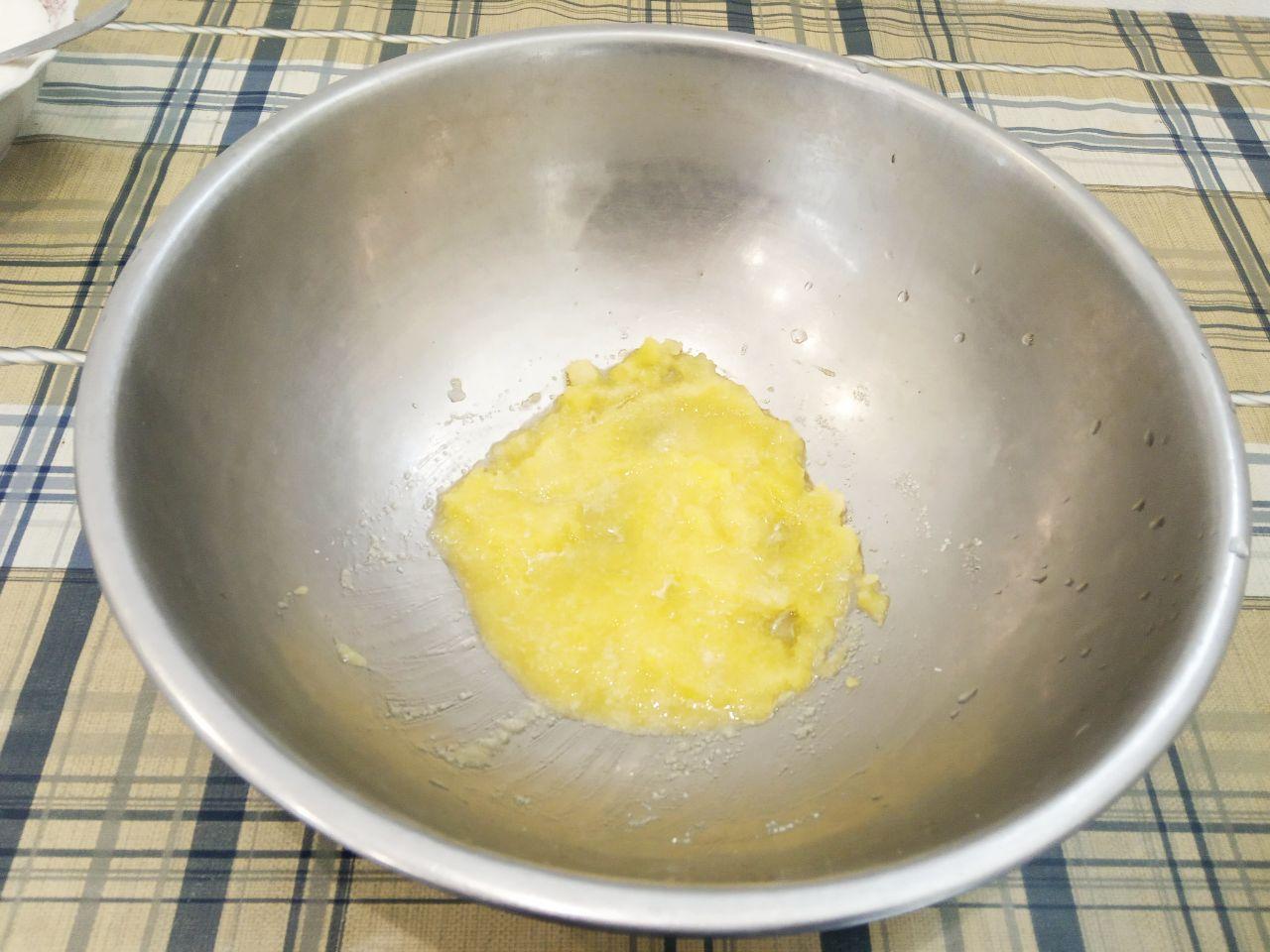 Булочки с шоколадной крошкой из дрожжевого теста на желтках: Добавляем в желтки сахар, ванильный сахар и щепотку соли, тщательно растираем.
