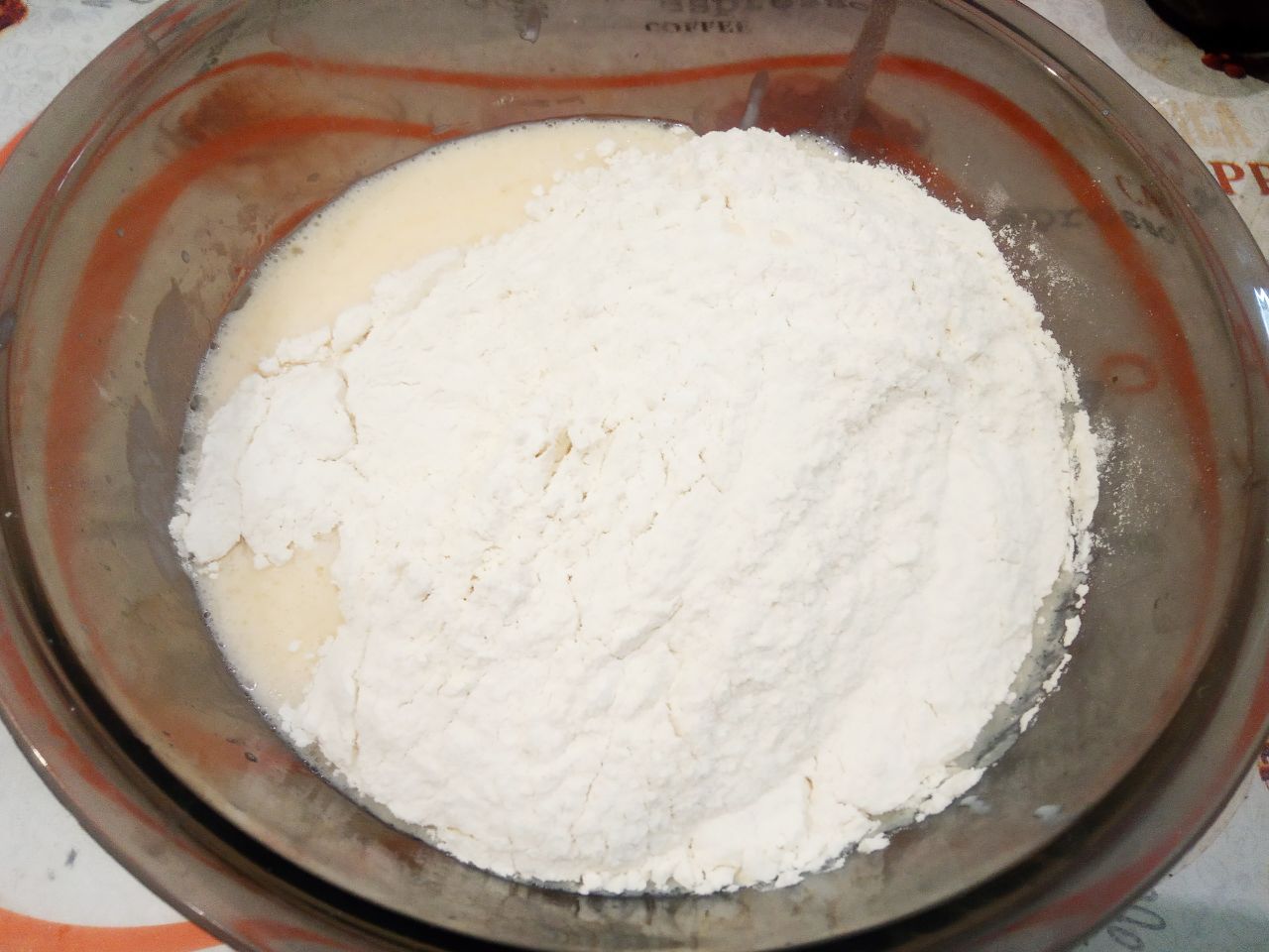 Ленивый пирог на кефире, с мясом и сыром в духовке: Муку просеиваем через мелкое сито и высыпаем в смесь, тщательно размешиваем.