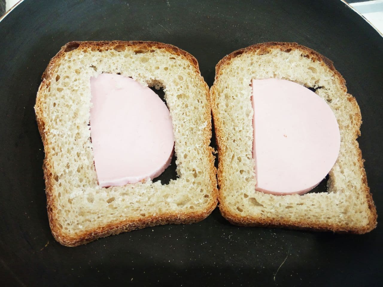 Горячие бутерброды на завтрак, не только быстро, но и вкусно: В середину, кладем кусочки колбасы или ветчины.