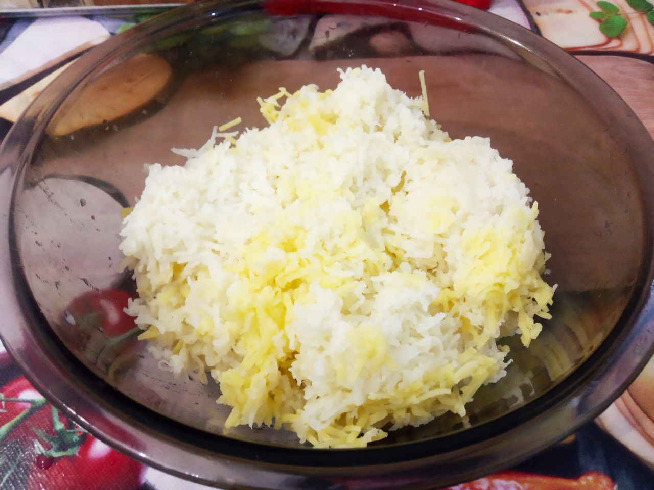 Клецки картофельные, с жареным луком и мясом: Картофель очищаем, промываем и отвариваем в подсоленной воде до готовности. Воду сливаем, тщательно разминаем
