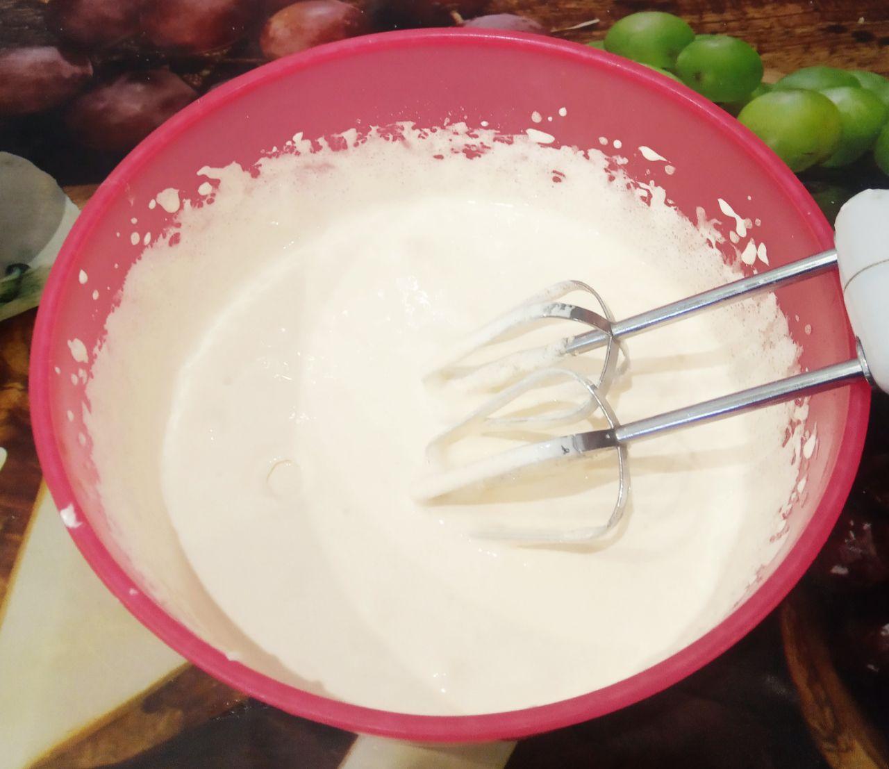 Замечательный сливочный заварной крем из желтков: Пока заварной крем остывает, приготовим другой крем. К желткам добавляем сахар и ванильный сахар, взбиваем