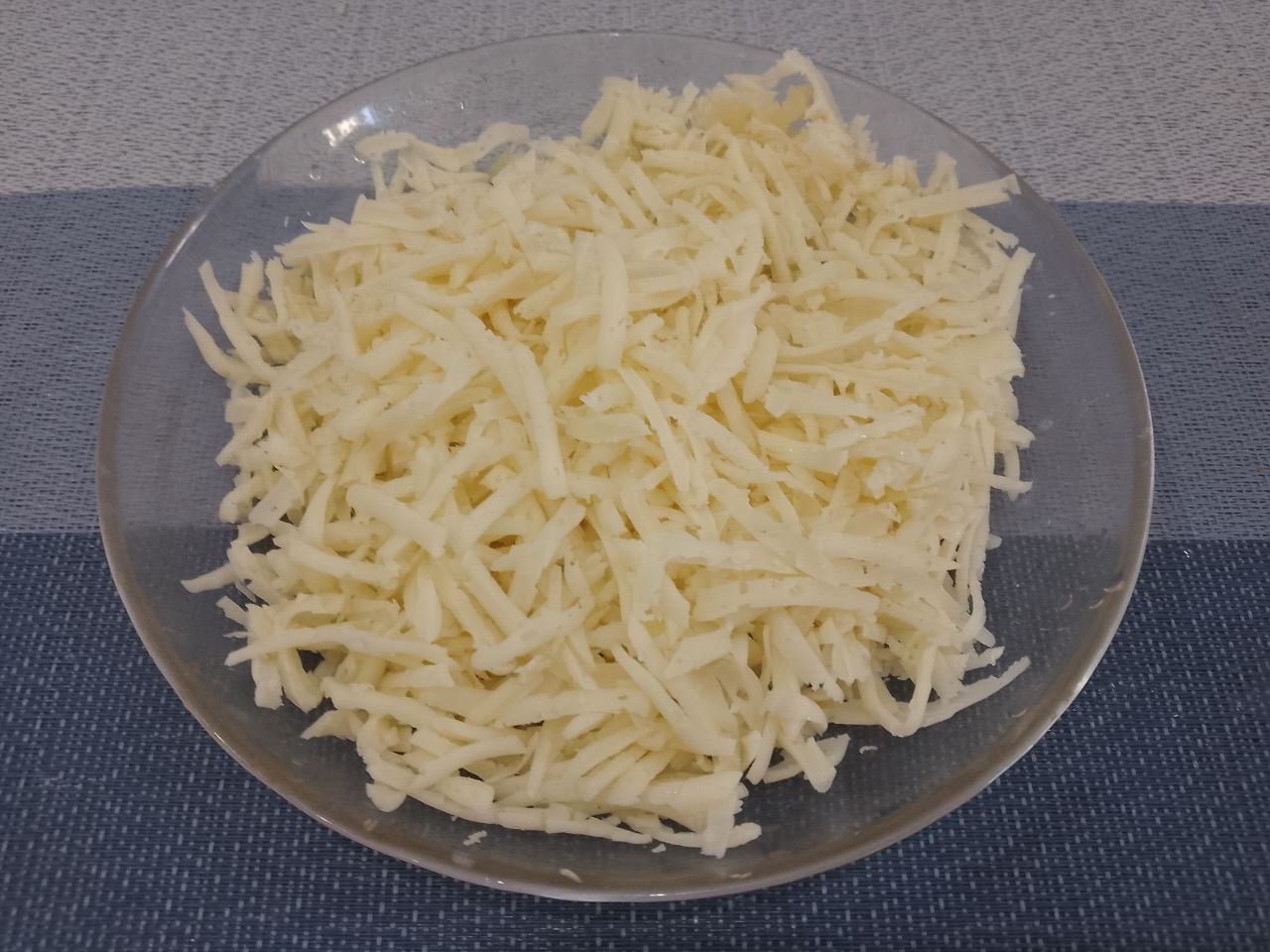 Запеканка зити с мясными шариками, сыром и протертыми помидорами: Твердый сыр натираем на крупной терке.