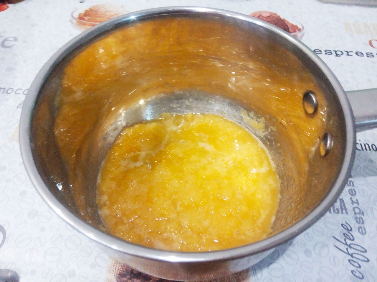Молочный десерт с шоколадом, вкусный и аппетитный: В желтки добавляем сахар и ванильный сахар, растираем.