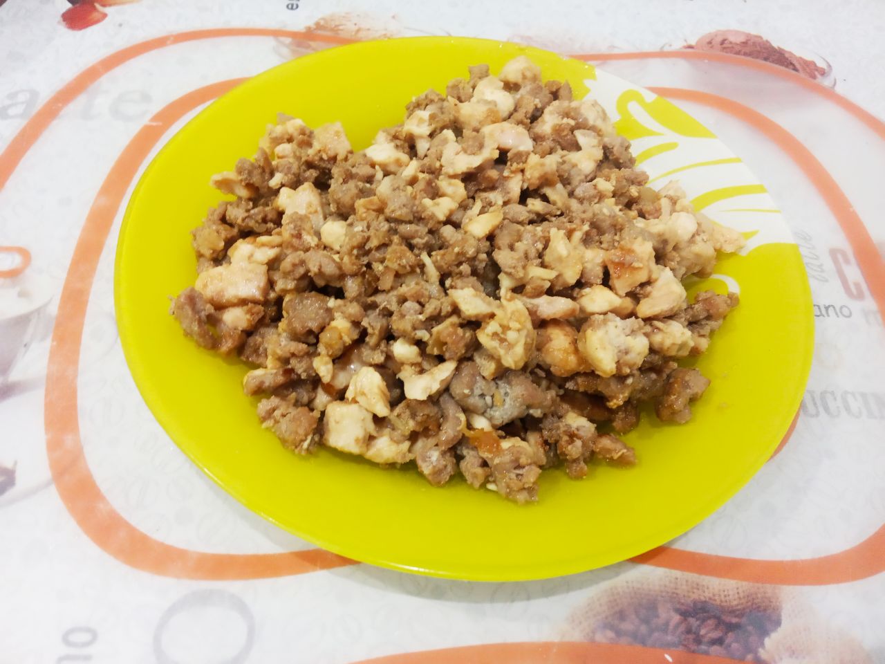 Картофельные гнёзда с мясной начинкой, сладким перцем и сыром: Выкладываем фарш и филе, хорошо перемешиваем. Добавляем по вкусу соль, перец и соевый соус, размешиваем.