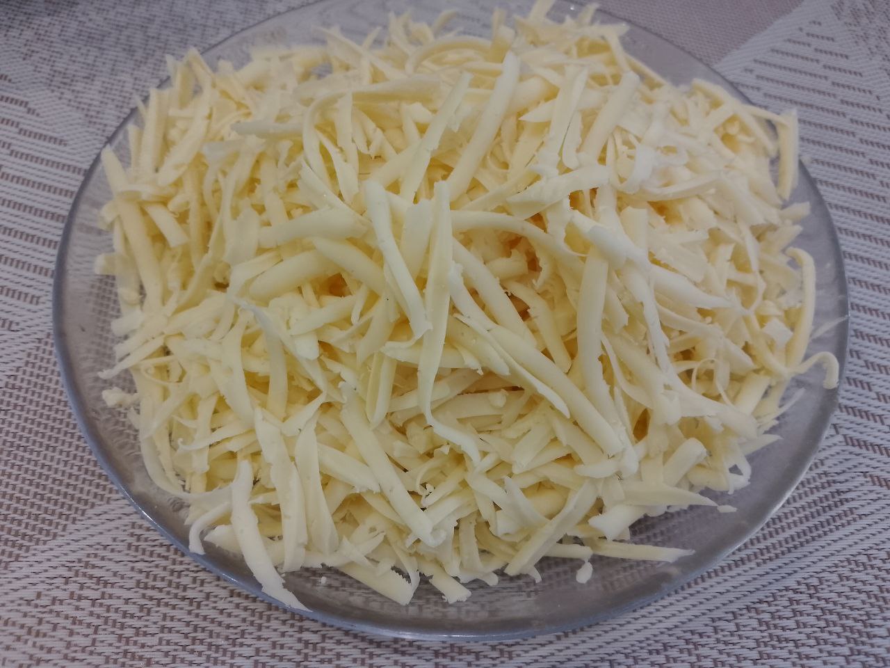 Домашняя пицца с шампиньонами, колбасой, помидорами и сыром: Твердый сыр натираем на крупной терке.