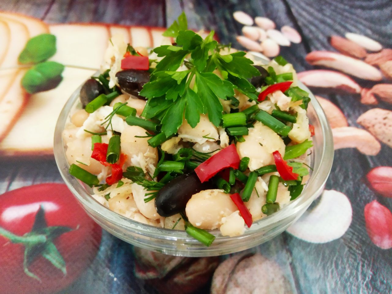 Салат из фасоли, куриного филе и жаренного лука