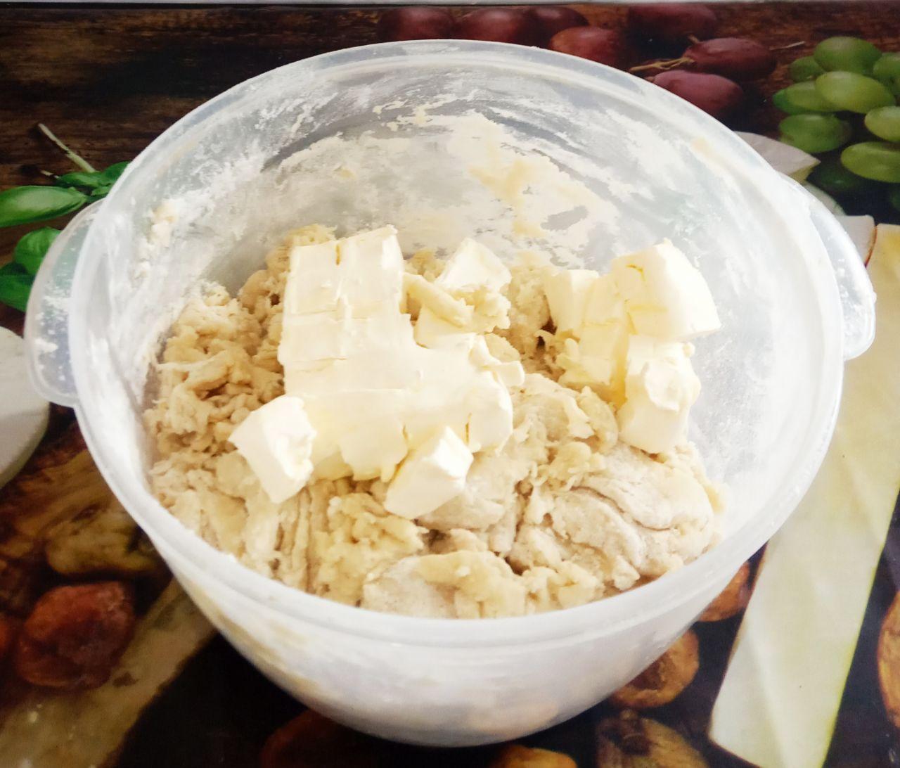 Пряники рассыпчатые, мягкие, с яблоками и в молочной глазури: Затем добавляем измельченный маргарин или сливочное масло, и далее вымешиваем пока тесто не станет нежным и