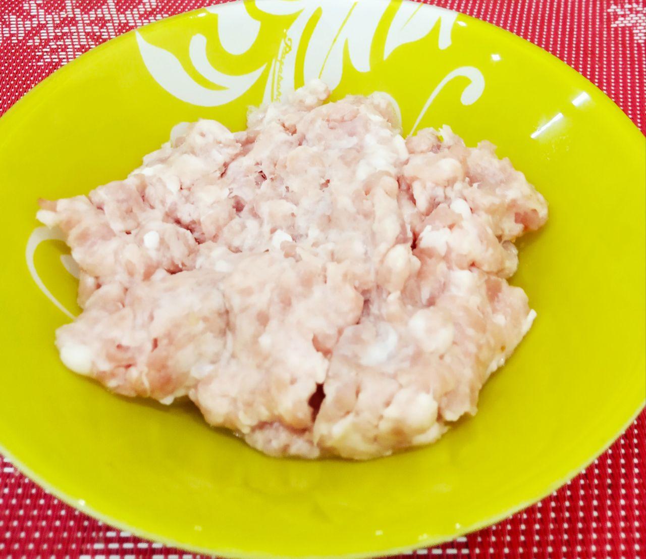 Капуста тушеная с рисом и фаршем: Мясо промываем, просушиваем и перекручиваем на мясорубке.