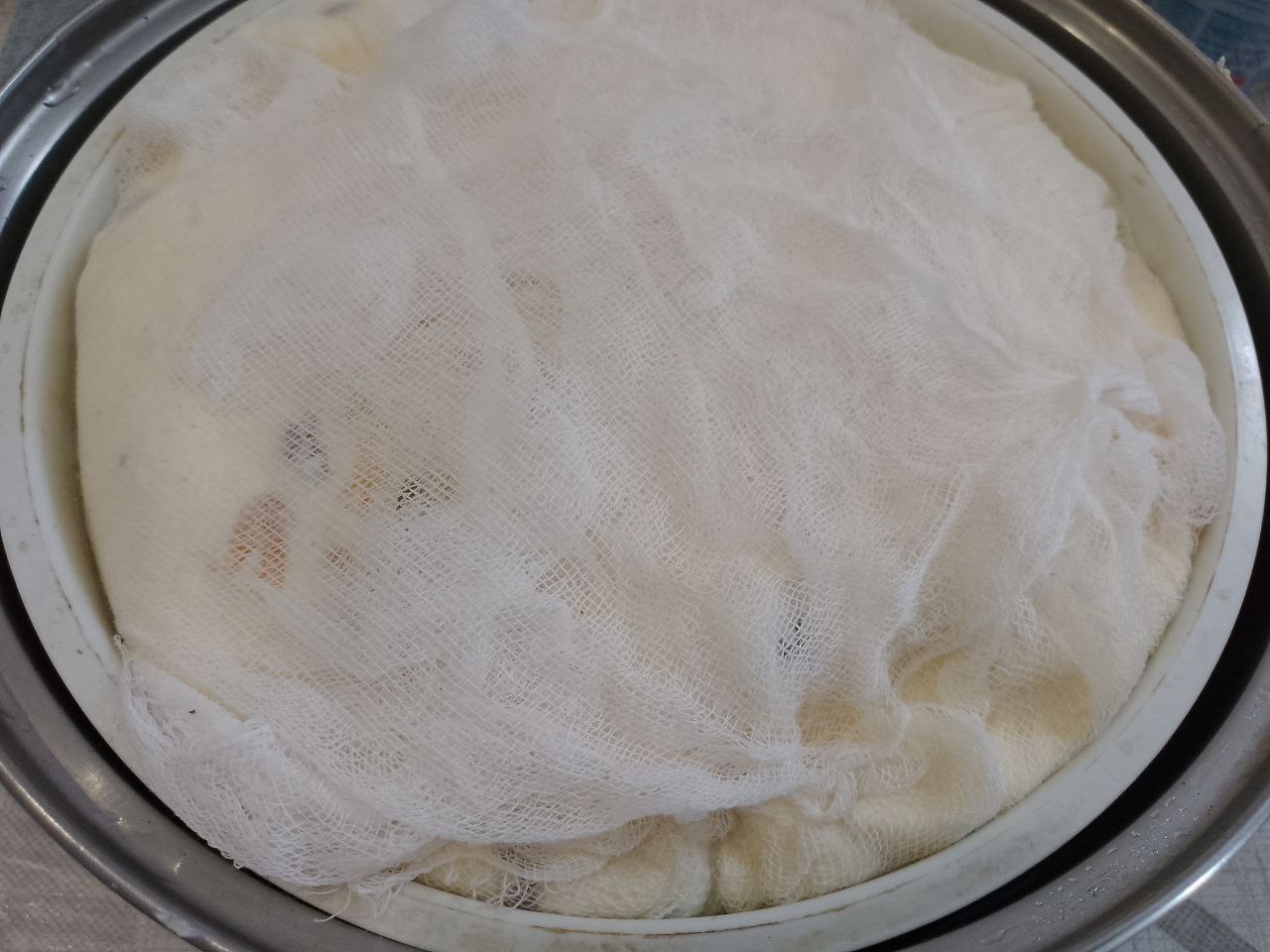 Десерт из творога, изюма и кураги, в шоколадной глазури: Форму я застилаю марлей в два слоя и выкладываю творожную массу, сверху ставлю что то тяжелое (груз и