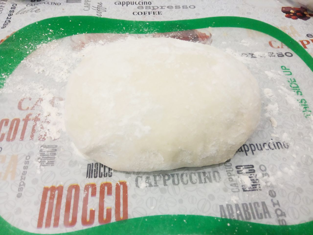 Пирожки из слоёного теста с мясной начинкой: Тесто накрываем и оставляем на полчаса отдохнуть.
