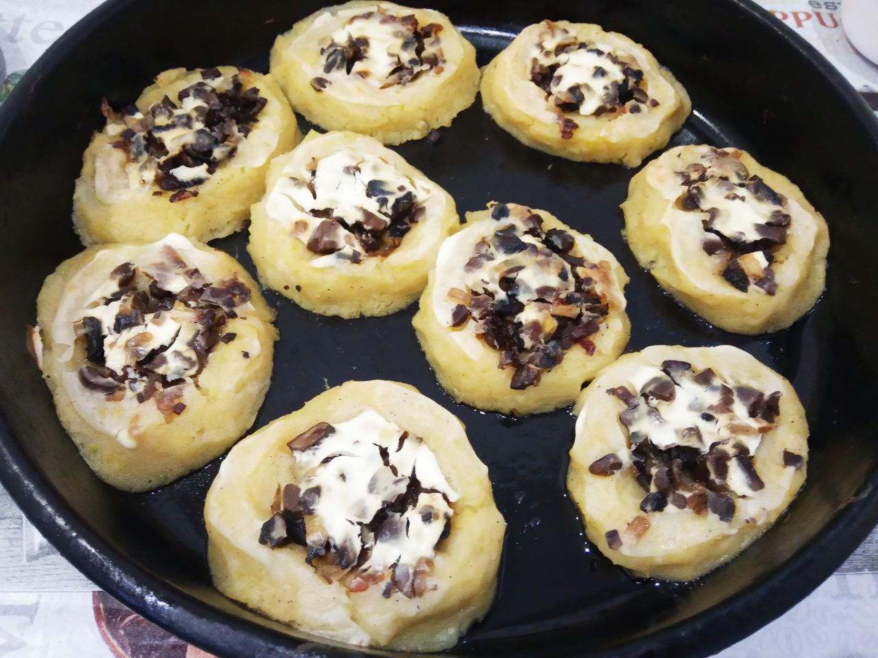 Картофельные гнезда с грибной начинкой и сыром: Разогреваем духовку до 180 С, ставим гнезда для запекания и запекаем около 30 минут.