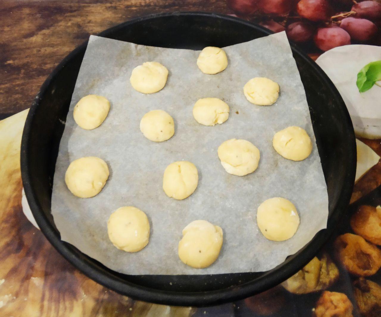 Простой рецепт печенья с вкусной хрустящей корочкой: Противень застилаем пергаментом и укладываем шарики на расстоянии друг от друга, тесто немножко разойдется.