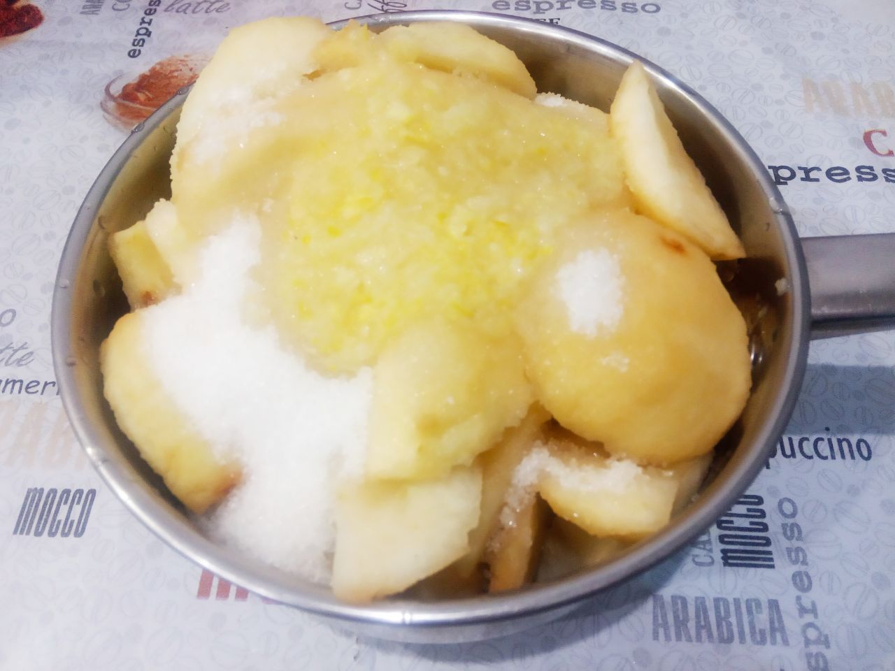 Вкусный десерт из яблочного желе и лимона: В сотейник кладем дольки яблок, лимонную цедру и сахар, размешиваем.