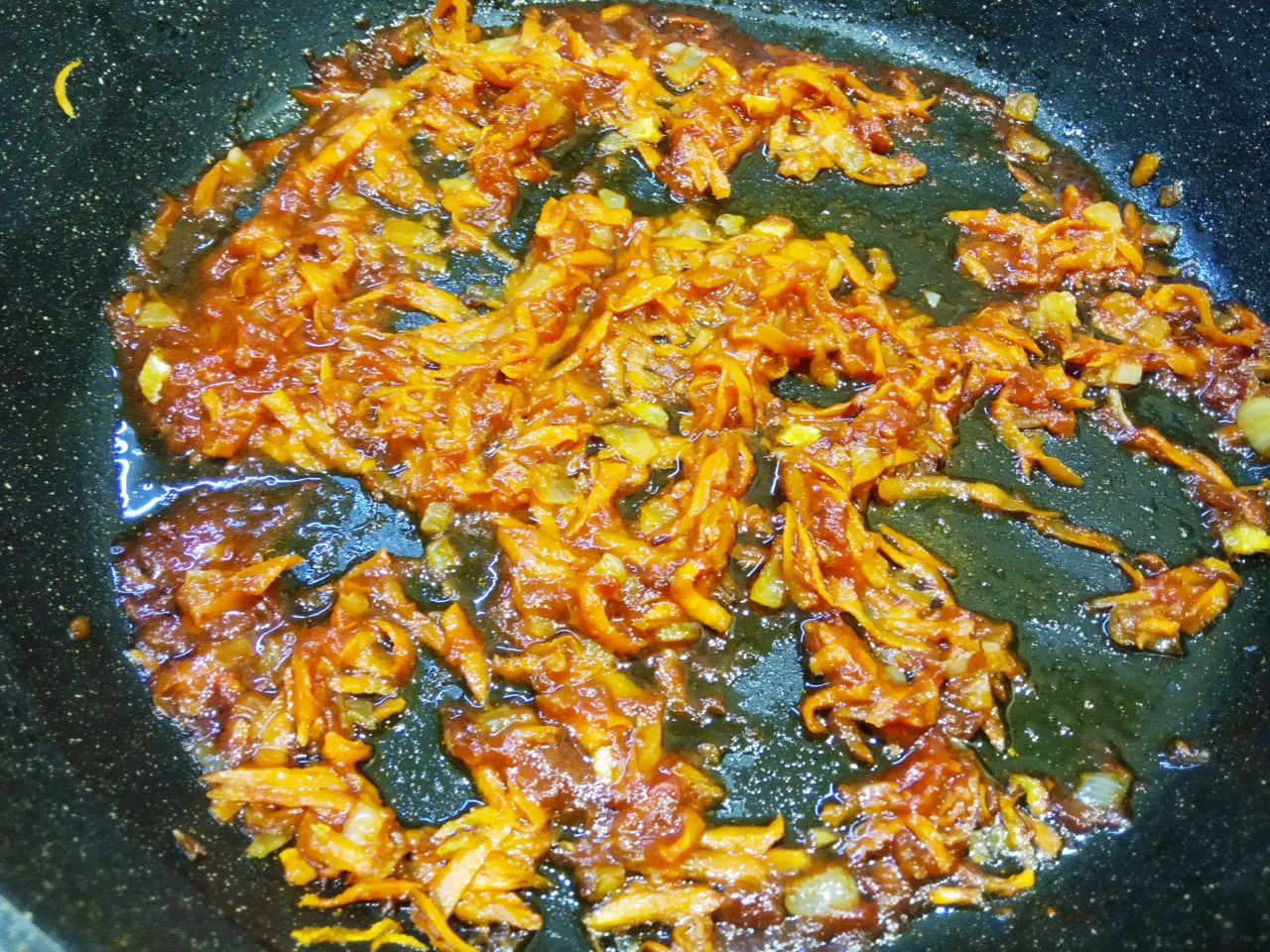 Простой рецепт красного борща, просто и вкусно: Томатная паста у меня домашняя, я добавляю три столовые ложки и водой не развожу, покупную нужно развести