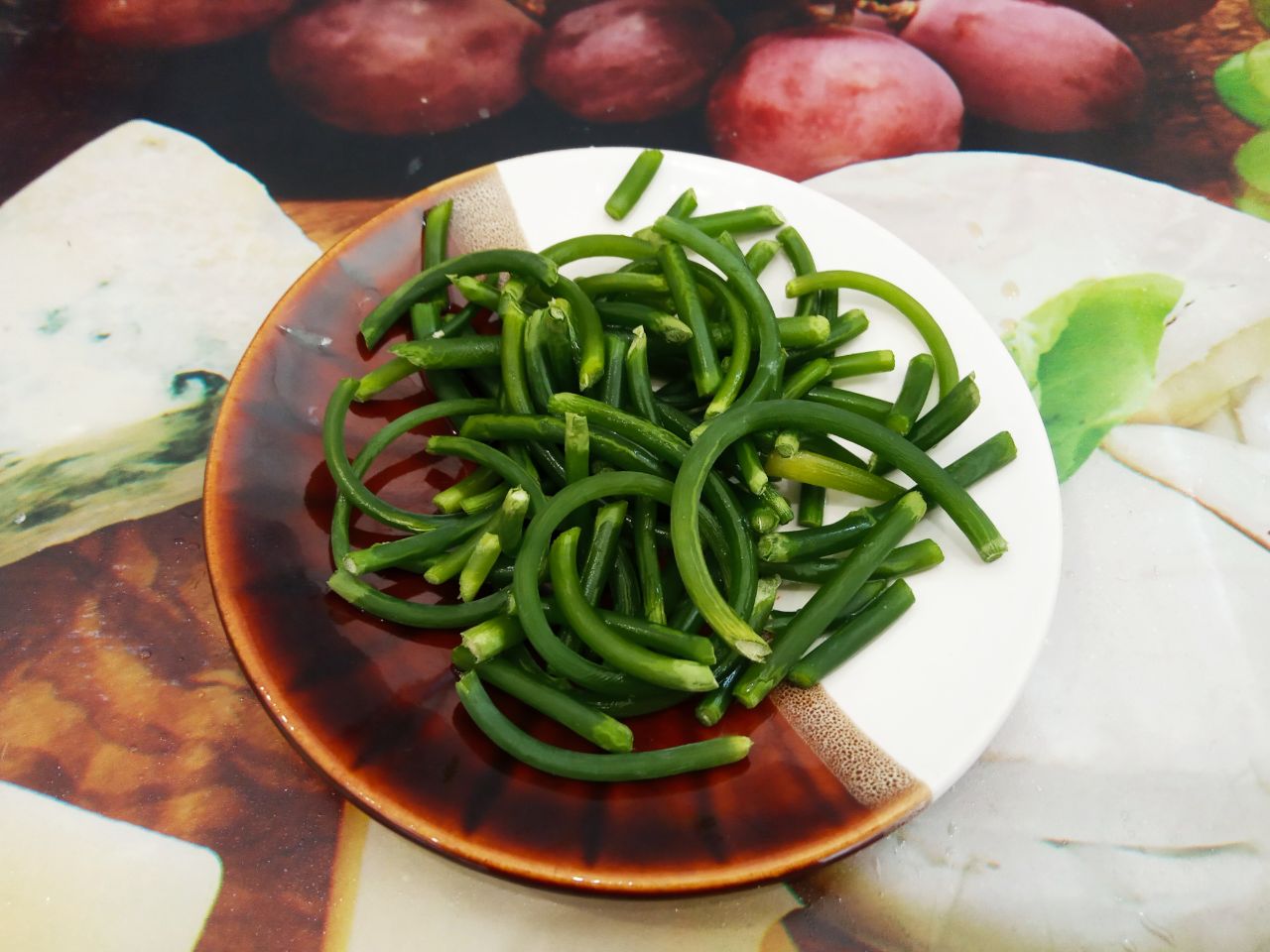Тушеные овощи с рисом, брокколи и зелёным горошком, вкусно и полезно: Измельчаем чесночные стрелки и кладем к овощам.