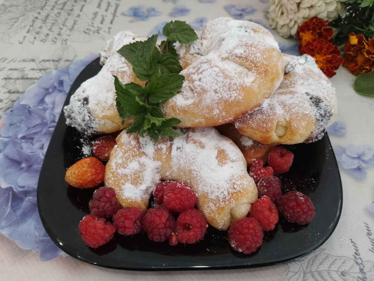 Рогалики из сдобного дрожжевого теста, с начинкой из мака и ягод: Рогалики посыпаем сахарной пудрой, охлаждаем и складываем на блюдо.