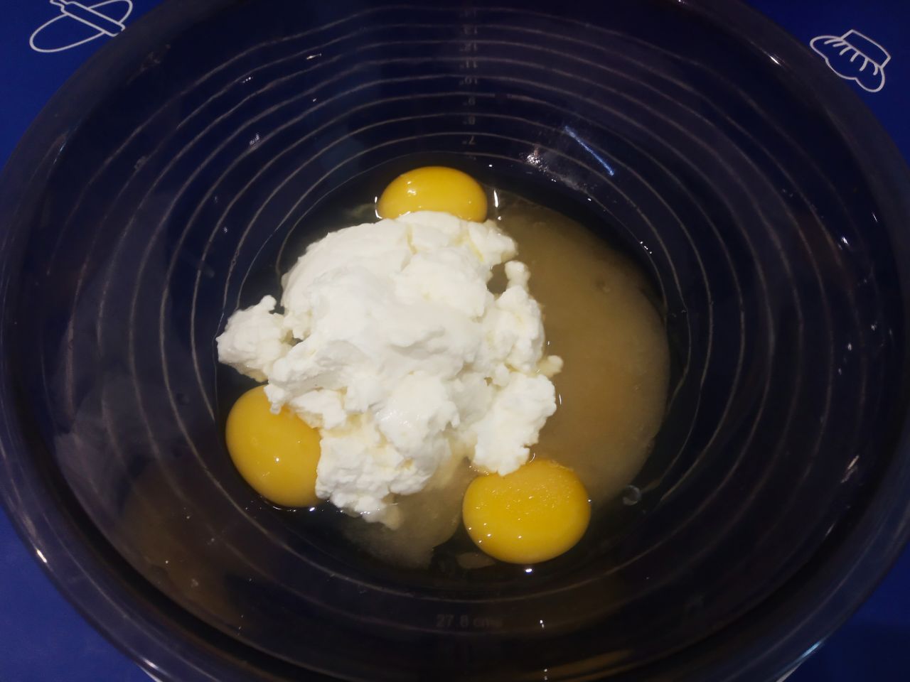 Творожная выпечка на сковороде к чаю, быстро и вкусно: Добавляем творог в чашу и блендером пробиваем до однородного состояния.