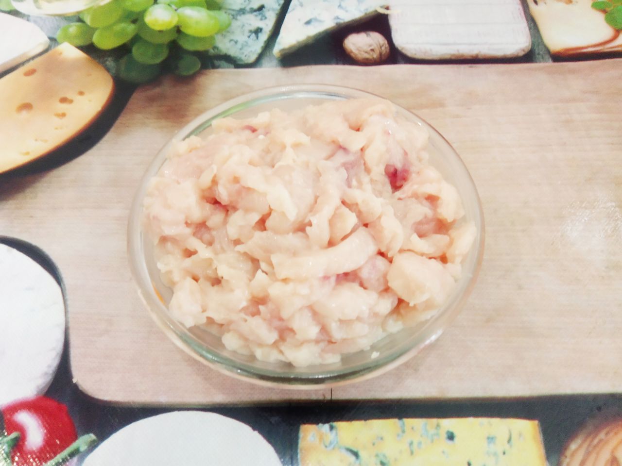 Котлеты из рубленого куриного филе, жареного лука и манной крупы: Куриное филе промываем, просушиваем и разрезаем на маленькие кусочки, потом ещё отбиваем ножом не острой