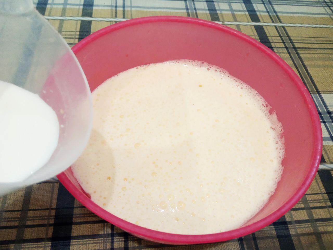 Пирог «Зебра» на молоке и растительном масле к чаю, просто и вкусно: Вливаем в яичную смесь растительное масло и молоко, перемешиваем.