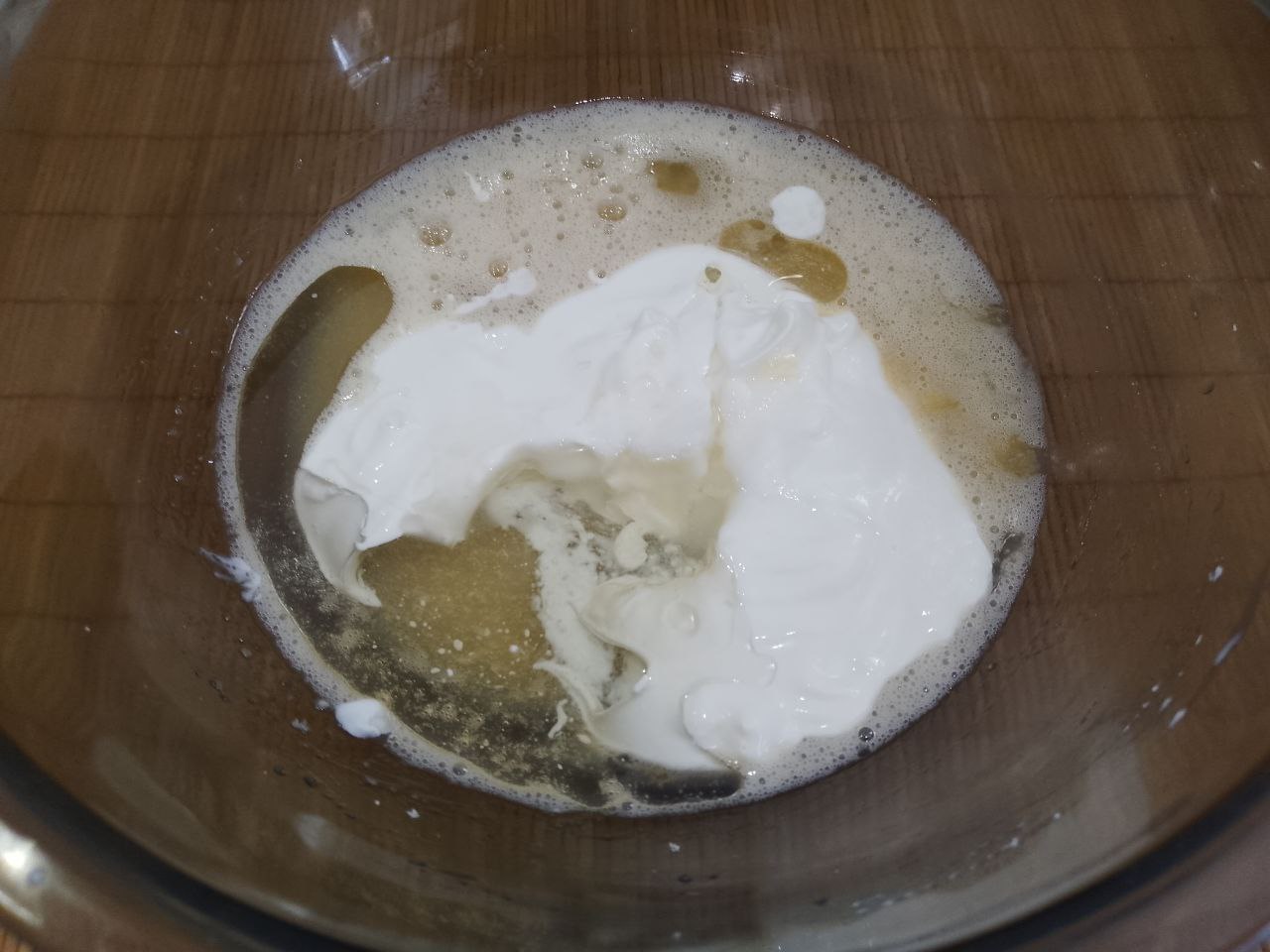 Мягкие вафли с ягодами, просто и вкусно: Добавляем сметану и растительное масло, размешиваем.
