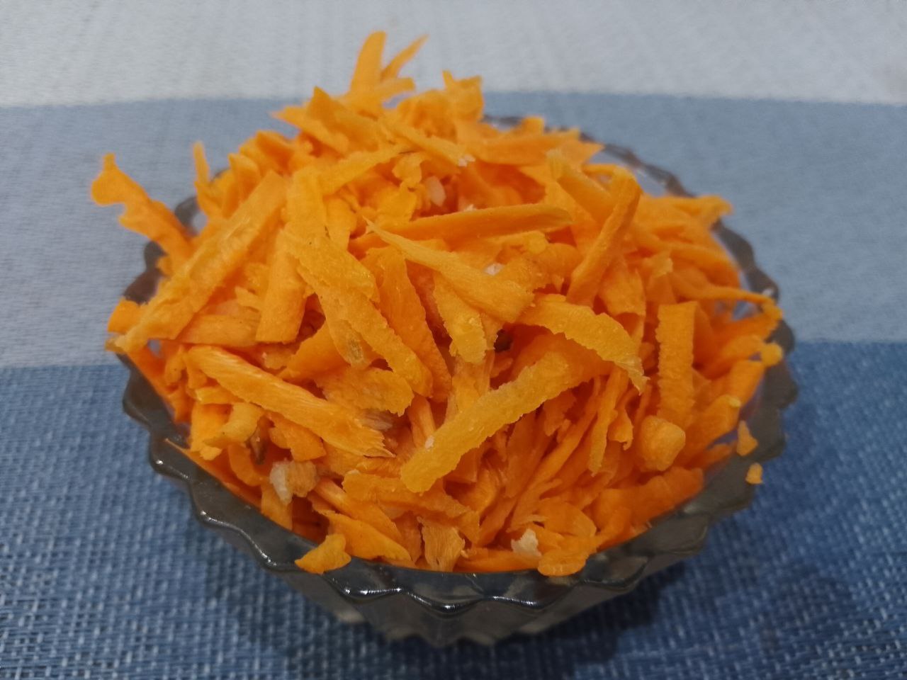 Рыбный паштет со специями, вкусный и сытный: Морковь очищаем и промываем водой. Я использовала две моркови, одну отваривала вместе с рыбой. Другую натерла