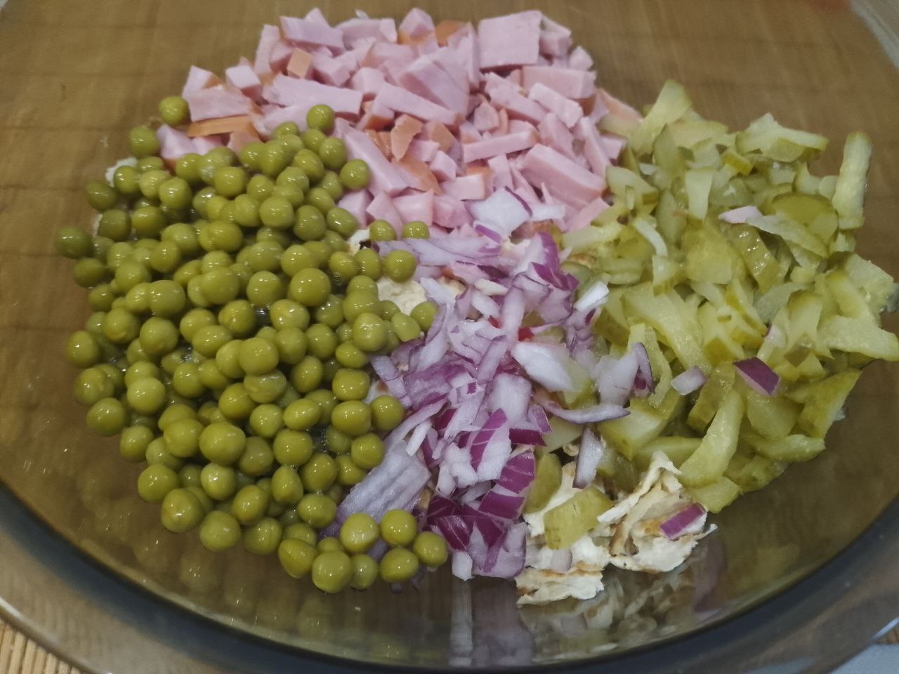 Сытный, вкусный и аппетитный салат из яичных блинов, ветчины и других ингредиентов: В чашу выкладываем все ингредиенты, добавляем соль по вкусу и майонез, перемешиваем.