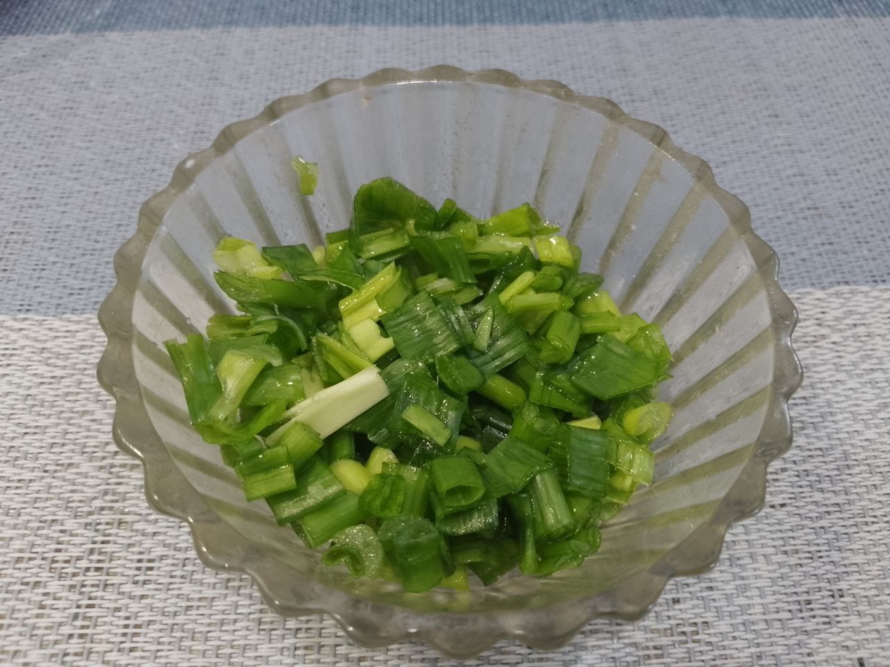 Лаваш с мясной начинкой в кляре, на сковороде: Зеленый лук промываем и измельчаем.