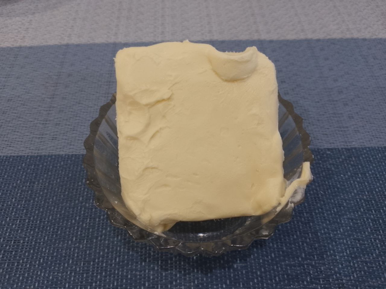 Домашнее печенье из творога и рисовой муки, с начинкой из вареного сгущенного молока: В творог кладем сливочное масло и растираем с творогом.