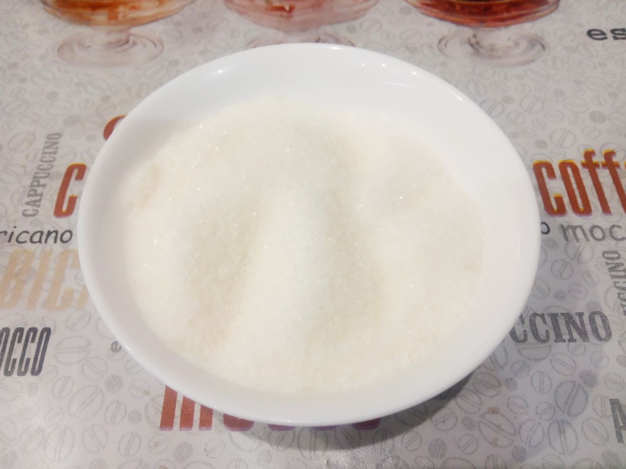Вкусный десерт из яблочного желе и лимона: В сотейник кладем дольки яблок, лимонную цедру и сахар, размешиваем.