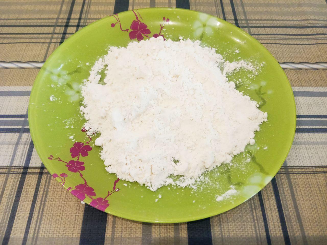 Куриные бедрышки жареные в духовке в кляре и сухарях: Муку также насыпаем в тарелку.