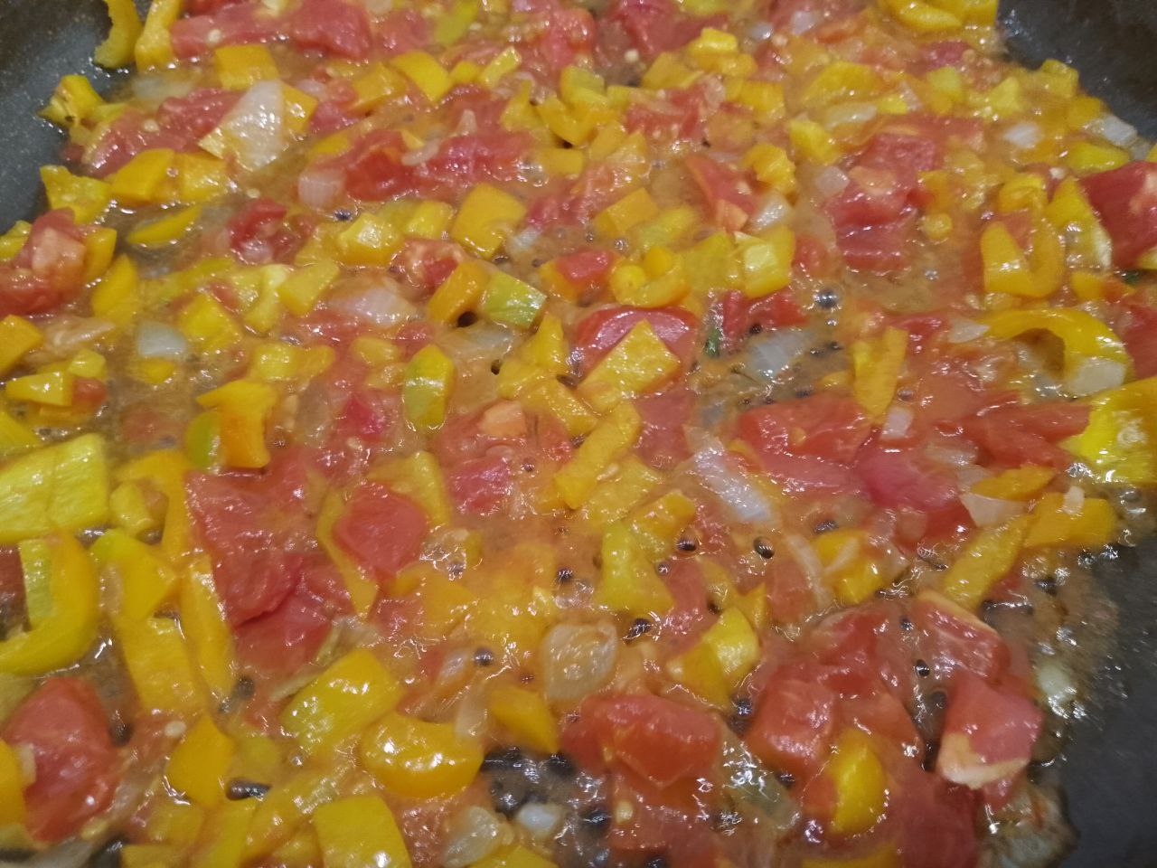 Баклажаны с начинкой из мяса и овощей, в духовке: Кладем помидоры и перец обжариваем несколько минут.