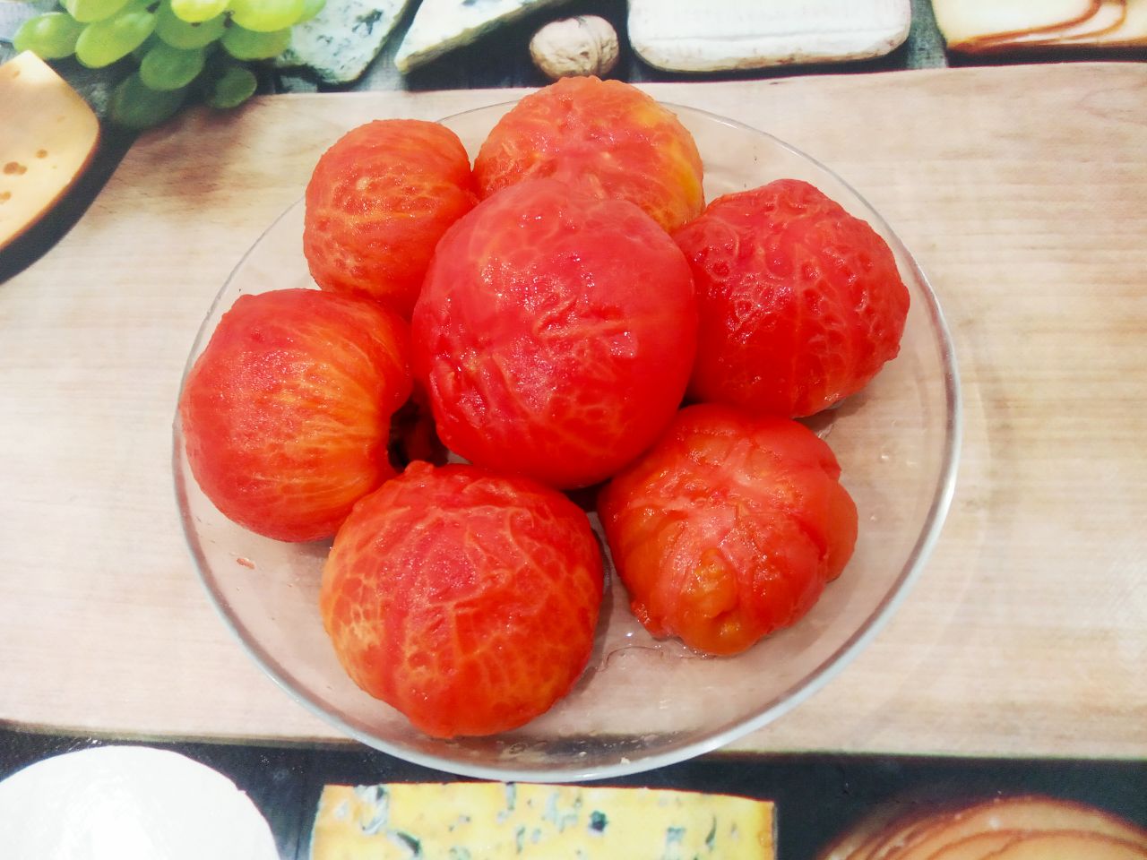 Мясо с соусом из овощей, к макаронным изделиям: Помидоры промываем и окунаем в горячую воду на одну минуту, потом в холодную, чтобы лучше снять кожицу.