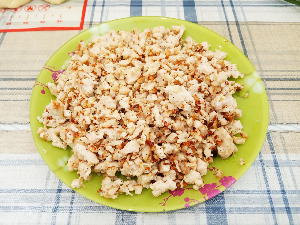 Простой рецепт жареных пирожков с начинкой из куриного филе и лука: На растительном масле обжариваем мясную начинку до готовности.