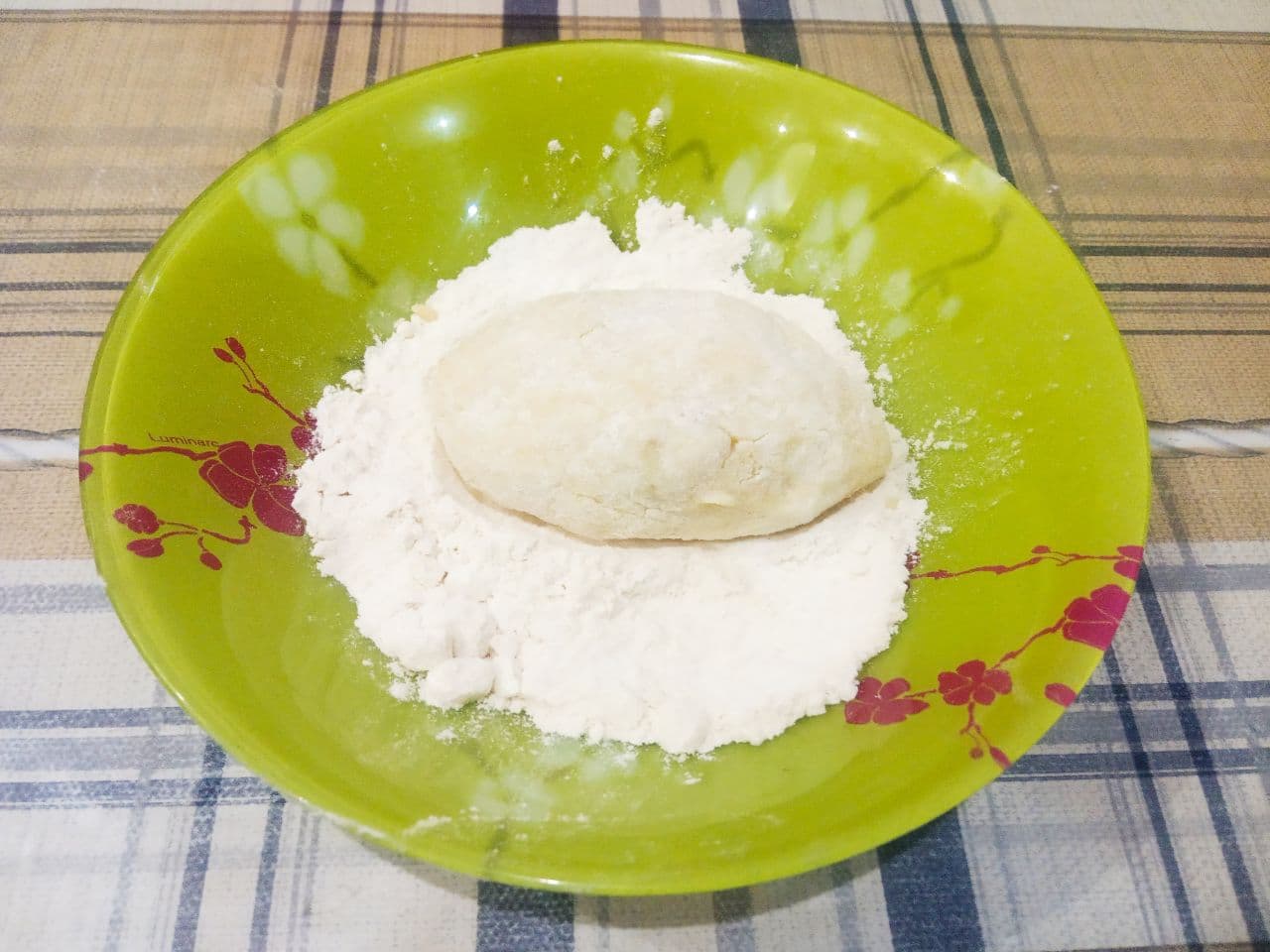 Картофельные зразы с мясной начинкой, вкусные и аппетитные: Зразы обваливаем в муке или панировочных сухарях.