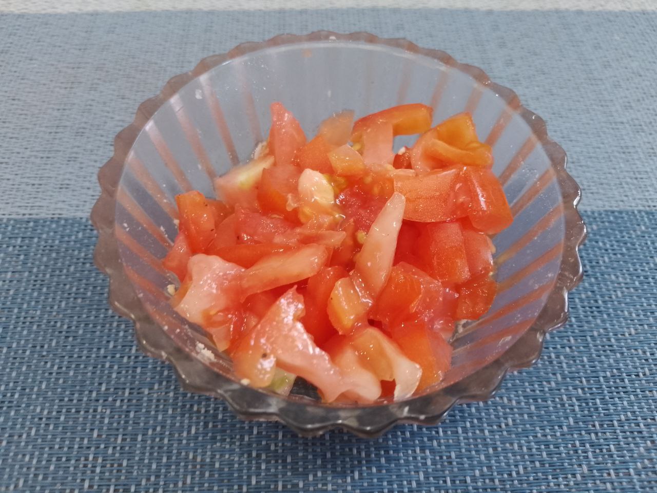 Мясные котлеты с начинкой, запеченные в духовке: Помидоры промываем удаляем плодоножки и нарезаем мелкими кубиками. Я в начинку добавила один крупный помидор