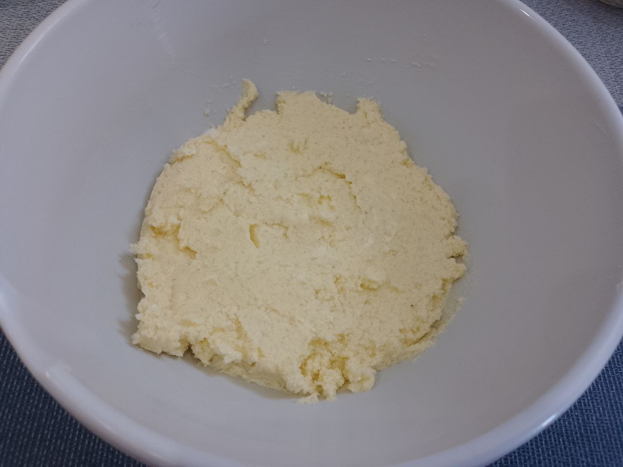 Печенье из рисовой муки и крахмала, песочное и рассыпчатое: Взбиваем сливочное масло с сахарной пудрой и ванильным сахаром до однородного состояния.