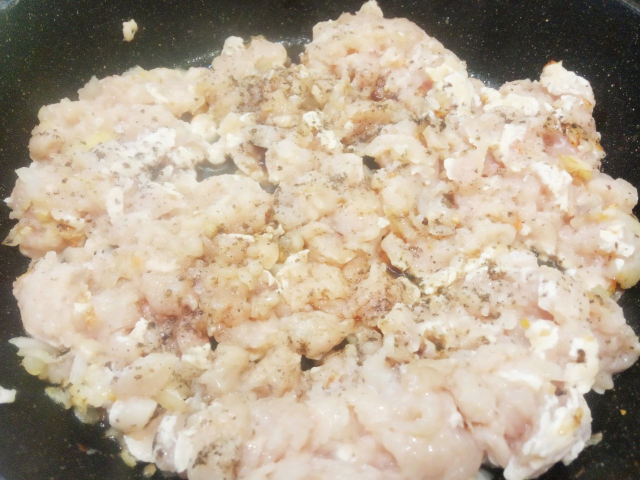 Картофельные пирожки с начинкой из куриного филе и лука: Кладем измельченное филе, соли и перчим по вкусу, добавляем соевый соус, перемешиваем и обжариваем до