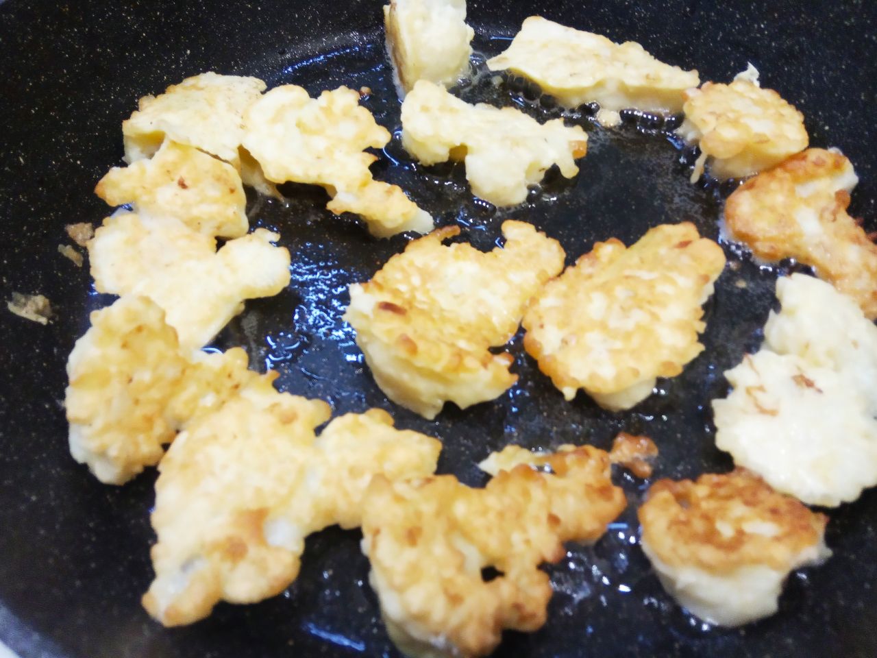 Цветная капуста в кляре, просто и вкусно: Кусочки кладем на сковороду и обжариваем сначала с одной стороны, затем переворачиваем и обжариваем с другой