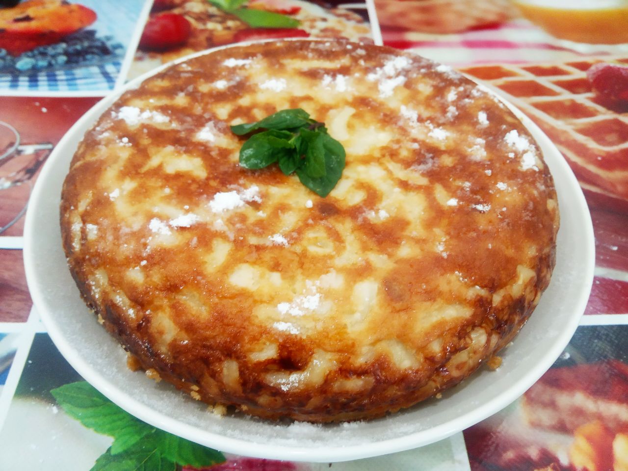 Запеканка из макаронных изделий с яйцами и молоком: Достаем запеканку из духовки слегка охлаждаем и переворачиваем сотейник на блюдо.